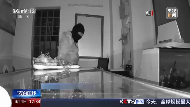 男子偷走百万黄金 留下半瓶可乐
